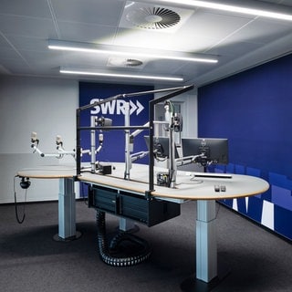 Mikrophone, Monitore und ein großer Tisch: Aus dem neuen SWR Studio in Heilbronn (im Gewerbegebiet Vega 3) wird aktuell berichtet.