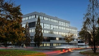 Das Gebäude des neuen SWR Studios in Heilbronn hat eine moderne Außenfassade mit Aluminium. Es wird über Solarstrom und Ökostrom mittels Wärmepumpe beheizt und gekühlt.