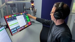 Luca Bauer moderiert die Auftaktsendung im neuen SWR Studio Heilbronn