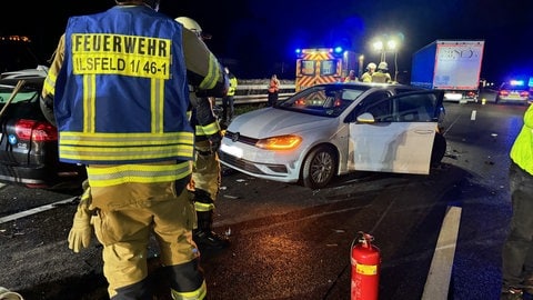 Auch bei dem zweiten Unfall auf der A81 bei Ilsfeld ist literweise Diesel ausgelaufen. Es waren mehrere Fahrzeuge beteiligt. Drei Personen wurden verletzt. 