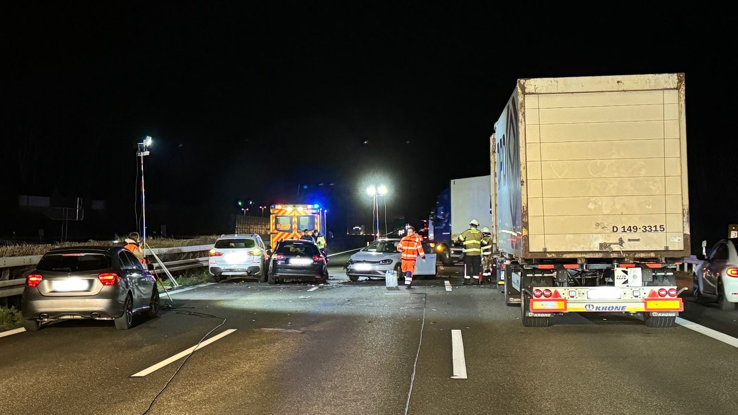 Bei einem Unfall auf der Gegenfahrbahn waren mehrere Autos beteiligt. Auch hier ist Diesel ausgelaufen.