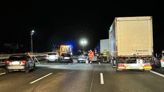 Bei einem Unfall auf der Gegenfahrbahn waren mehrere Autos beteiligt. Auch hier ist Diesel ausgelaufen. 