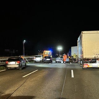 Bei einem Unfall auf der Gegenfahrbahn waren mehrere Autos beteiligt. Auch hier ist Diesel ausgelaufen. 