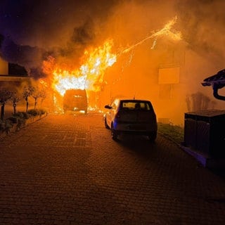 Bei einem Hausbrand in Ilsfeld ist am Freitagabend ein Schaden von rund einer halben Million Euro entstanden.