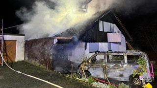 Bei einem Hausbrand in Ilsfeld ist am Freitagabend ein Schaden von rund einer halben Million Euro entstanden. 