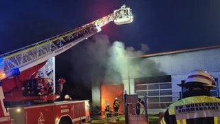 Feuerwehrkräfte im Einsatz beim Brand einer Autowerkstatt in Wüstenrot.