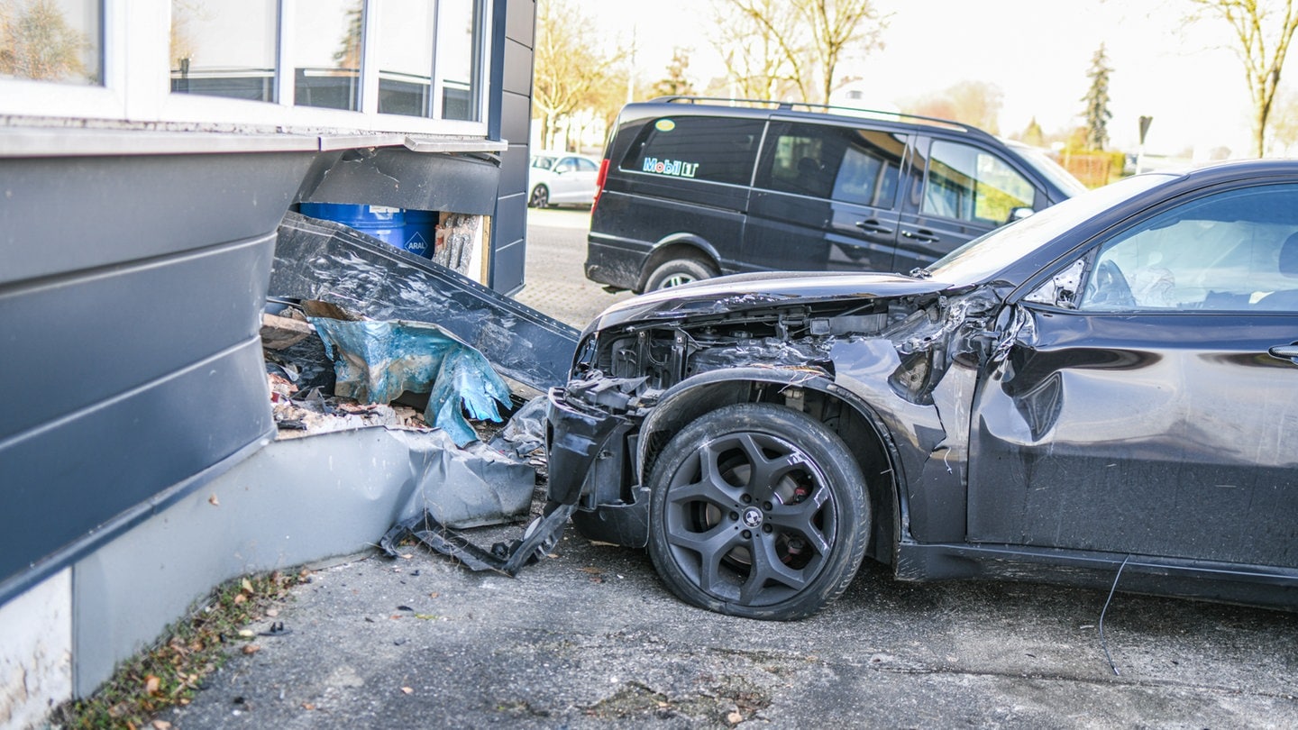 Ein Auto ist in Ilshofen in die Wand einer Halle eines Autohauses gekracht. Dort ist jetzt ein Loch.