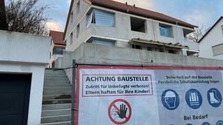 Ein Neubau mit sehr steiler Treppe. Keine Chance für jemand im Rollstuhl hier alleine hoch zu kommen.