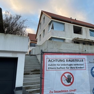 Ein Neubau mit sehr steiler Treppe. Keine Chance für jemand im Rollstuhl hier alleine hoch zu kommen.