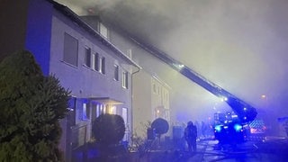 Die Feuerwehr Heilbronn löschte einen Brand eines Mehrfamilienhauses in Heilbronn Böckingen. Von außen arbeitete sie mit einer Drehleiter.