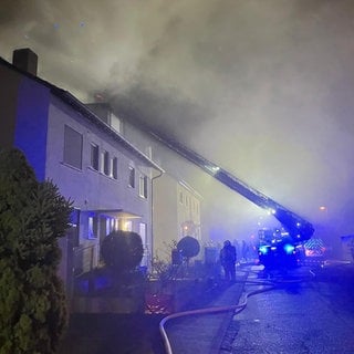 Die Feuerwehr Heilbronn löschte einen Brand eines Mehrfamilienhauses in Heilbronn Böckingen. Von außen arbeitete sie mit einer Drehleiter.