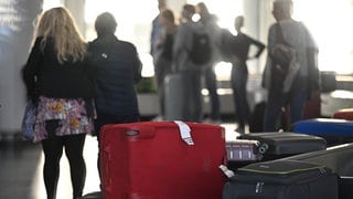 Reisende warten auf ihren Flieger