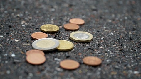 Symbolbild: Geld auf der Straße