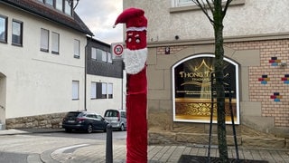 Alle Jahre wieder: Der Blitzer in Ilsfeld erhält traditionell in der Nacht zum 6. Dezember ein Nikolauskostüm - ein Gag mit Tradition. 