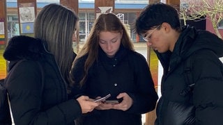 Schüler mit Smartphones in Realschule Eppingen