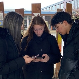 Schüler mit Smartphones in Realschule Eppingen