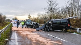 Auto und Kleinbus frontal zusammengeprallt auf Landstraße zerstört