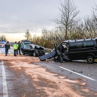 Auto und Kleinbus frontal zusammengeprallt auf Landstraße zerstört