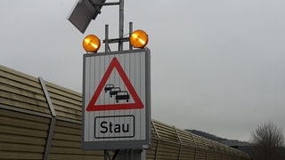 Stau Warnschild auf der Autobahn