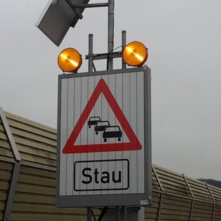 Stau Warnschild auf der Autobahn