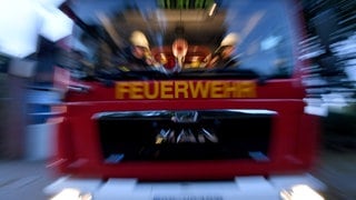 Ein Fahrzeug der Feuerwehr fährt los. Ein Dachstuhlbrand hat in Creglingen ein Einfamilienhaus zerstört. Eine vierköpfige Familie konnte sich noch aus dem Haus retten (Symbolbild).