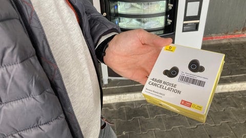 Für zehn Euro bekam Tom aus Bad Mergentheim diese Kopfhörer aus dem "Secret-Packs"-Automaten.