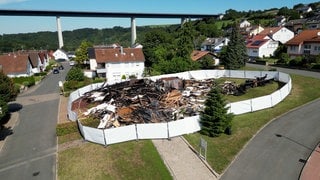 Die Trümmer der katholischen Kirche St. Josef in Widdern. Im August ist die Kirche komplett abgebrannt. Jetzt beginnen die Aufräumarbeiten. 