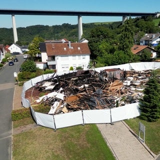 Die Trümmer der katholischen Kirche St. Josef in Widdern. Im August ist die Kirche komplett abgebrannt. Jetzt beginnen die Aufräumarbeiten. 