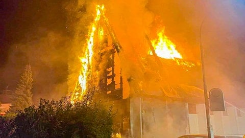 Bei einem Großbrand wurde die Kirche in Widdern komplett zerstört. Jetzt beginnen die Aufräumarbeiten. 