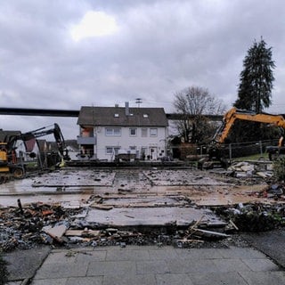 Im August brannte die katholische Kirche in Widdern nieder. Nun haben die Aufräumarbeiten begonnen. 