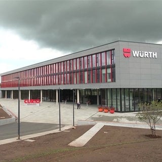 Das Würth-Gebäude in Künzelsau. Würth-Betriebsrat fristlos gekündigt. Verhandlung vor Heilbronner Arbeitsgericht startet. IG Metall erhebt schwere Vorwürfe.