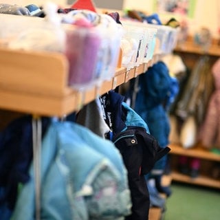 Garderobe in einem Kindergarten (Symbolbild). Nach dem Brand im Kindergarten Wüstenrot ziehen die Kinder nun um in andere Räumlichkeiten. 