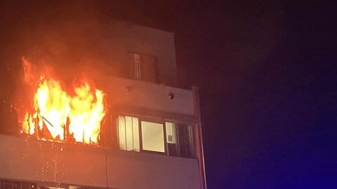 Feuer im dritten Obergeschoss einer Asylbewerberunterkunft in Heilbronn. Die Feuerwehr rettet in der Nacht auf Dienstag zehn Menschen, ein Person wird schwer verletzt.