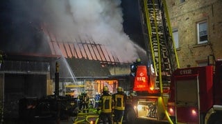 In der Nacht auf Dienstag: Brand einer Scheune in Eppingen-Mühlbach. Die Feuerwehr verhindert ein Übergreifen der Flammen auf ein Kraftstofflager.