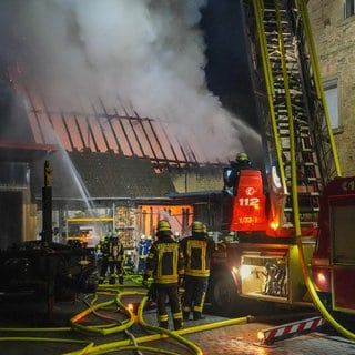 In der Nacht auf Dienstag: Brand einer Scheune in Eppingen-Mühlbach. Die Feuerwehr verhindert ein Übergreifen der Flammen auf ein Kraftstofflager.