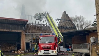 Feuerwehrkräfte beim Einsatz beim Brand einer Scheune in Eppingen