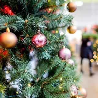 Ein geschmückter Weihnachtsbaum. Gärtnereien müssen beim Weihnachtsgeschäft erfinderisch sein.