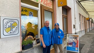 Siegfried Nolte (li) und Cordula Stölzel (re) stehen vor der Heilbronner Bahnhofsmission