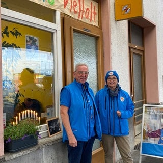 Siegfried Nolte (li) und Cordula Stölzel (re) stehen vor der Heilbronner Bahnhofsmission