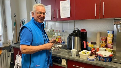 Siegfried Nolte steht in der Küche der Heilbronner Bahnhofsmission und bereitet eine Suppe zu. 