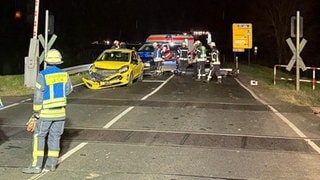 Unfall am Bahnübergang in Lauda-Königshofen: Dort wurde ein Auto von einem Zug erfasst