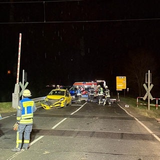 Unfall am Bahnübergang in Lauda-Königshofen: Dort wurde ein Auto von einem Zug erfasst