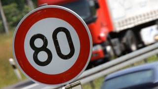 Ein Verkehrschild für Tempo 80 steht am Mittwoch (14.06.2006) auf der Ostseeautobahn A20 bei Schönberg.