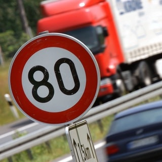 Ein Verkehrschild für Tempo 80 steht am Mittwoch (14.06.2006) auf der Ostseeautobahn A20 bei Schönberg.