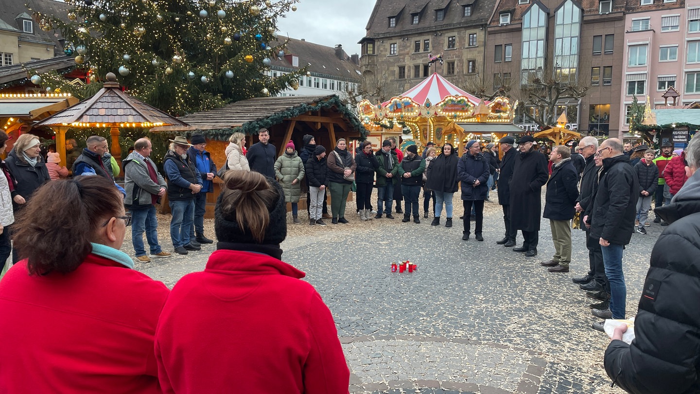 Auf dem Heilbronner Weihnachtsmarkt haben sich rund 50 Menschen zu einer Schweigeminute versammelt