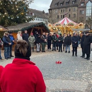 Auf dem Heilbronner Weihnachtsmarkt haben sich rund 50 Menschen zu einer Schweigeminute versammelt