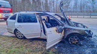 Ein ausgebranntes Auto steht auf der A81