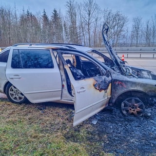 Ein ausgebranntes Auto steht auf der A81