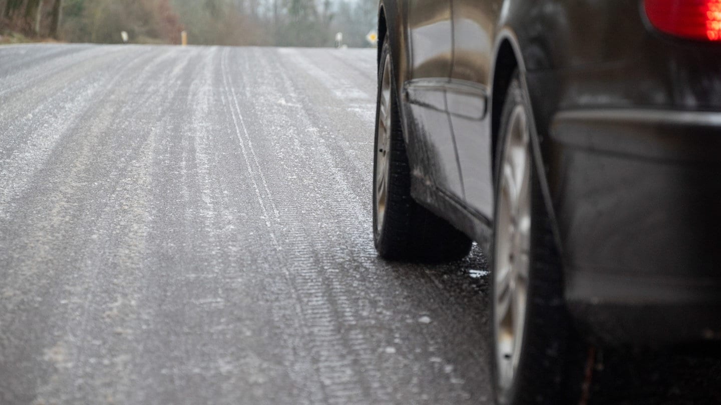 Ein Auto fährt auf einer glatten Straße (Symbolbild). Laut Polizei haben sich in der Nacht mehrere Unfälle wegen Schnee und Glatteis ereignet.