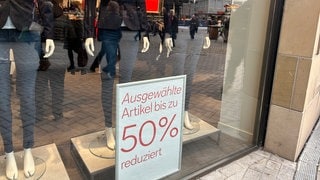 Ein Werbeschild in einem Schaufenster in Heilbronn (Symbolbild). Mit Last-Minute-Rabattaktionen soll der Umsatz kurz vor Weihnachten nochmal angekurbelt werden. 